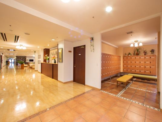 明るいエントランスとロッカー