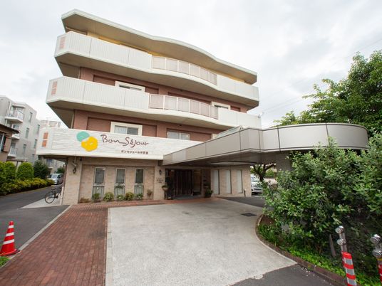 明るい日差しのエントランス