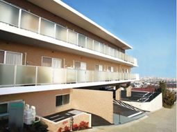 明るい外観の建物
