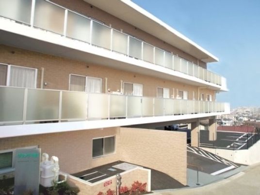 明るい外観の建物