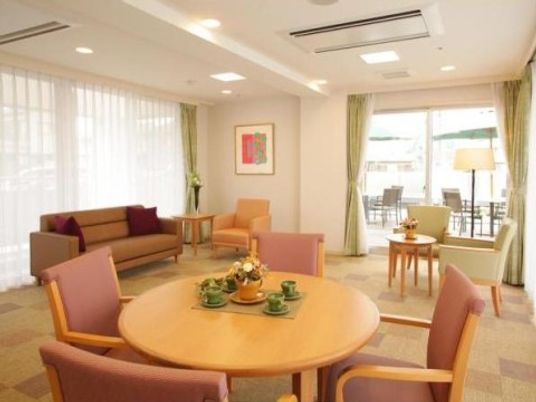 共有スペースの明るい居室