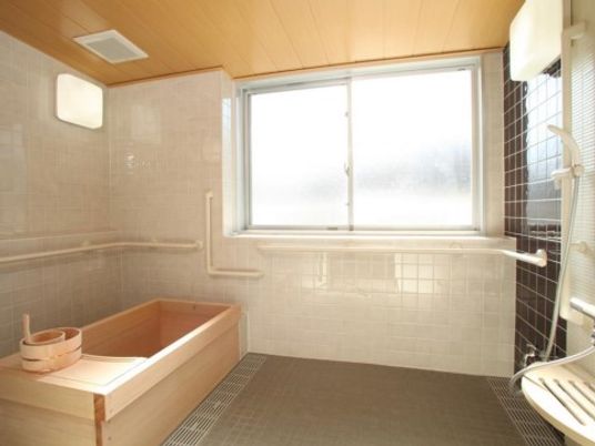 明るい清潔な浴室