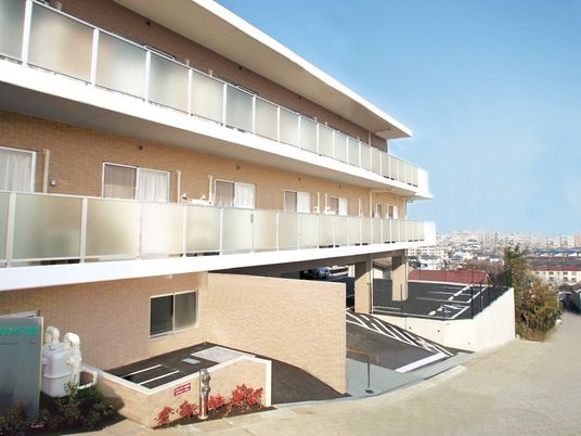 白壁の建物と青空