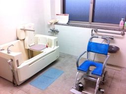 バリアフリー設計の浴室