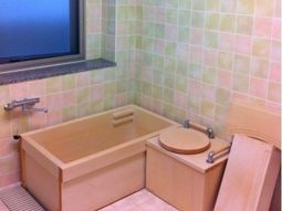 木製バスタブの浴室