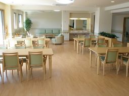 明るい共用ダイニングルーム