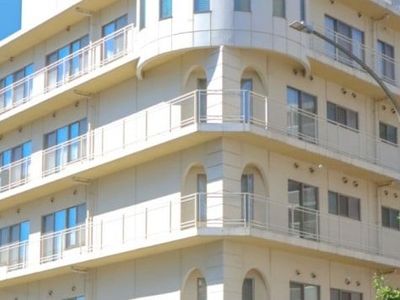 白い建物の外観