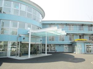 青い外壁の建物外観  