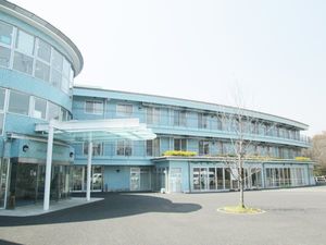 明るい外観の建物正面  
