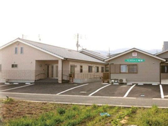 広々とした駐車場の建物