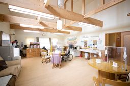 木造の暖かい雰囲気ラウンジ