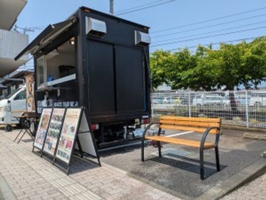 外観とベンチのある屋外スペース  