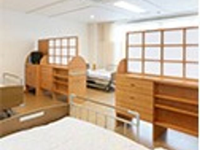 明るい個室の居室 居室 ゆとりのある個室は自然光が差し込み、穏やかな時間をお過ごしいただける空間です。