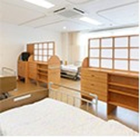 明るい個室の居室 居室 ゆとりのある個室は自然光が差し込み、穏やかな時間をお過ごしいただける空間です。