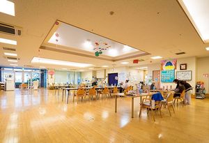 広々とした明るい食堂