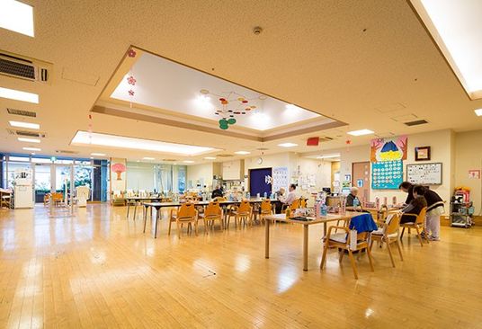 広々とした明るい食堂