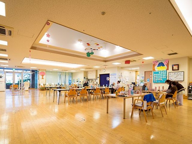 広々とした明るい食堂 食堂 ゆとりのある食堂で、ご利用者が食事を取られています。天井が高く、開放感があり、快適そうな雰囲気です。