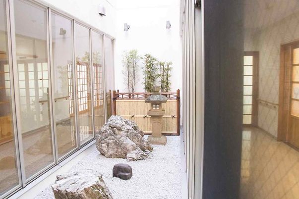 自然光が差し込む庭