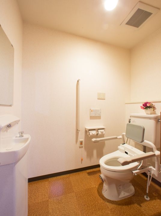 バリアフリー対応の洋式トイレ