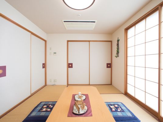 明るく広々とした和室
