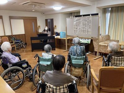 車椅子の方々とピアノの様子