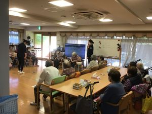 賑やかなレクリエーション室
