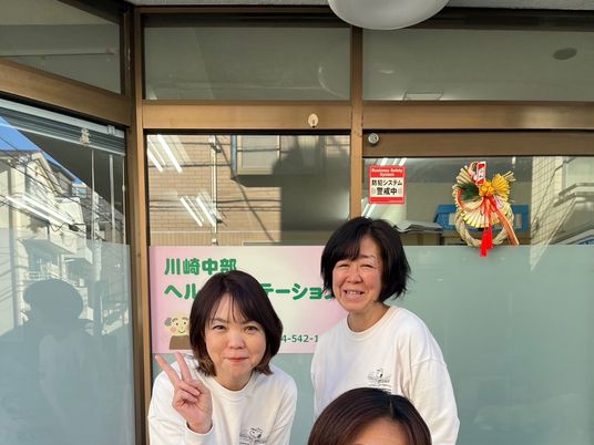 スタッフ3人のエントランス  