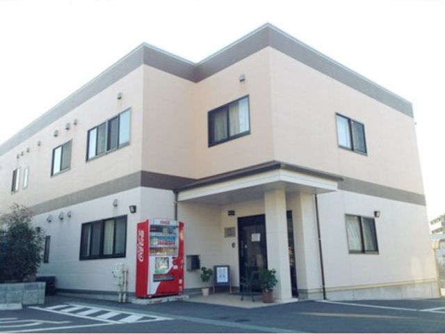 明るい外観の建物