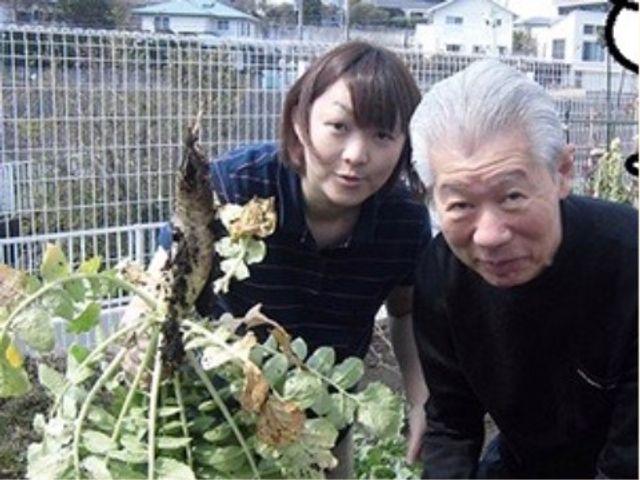 施設の庭で園芸活動