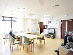 共用ラウンジの明るい空間