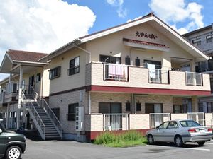 明るい外観の建物  