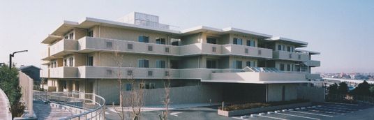 大きな建物外観