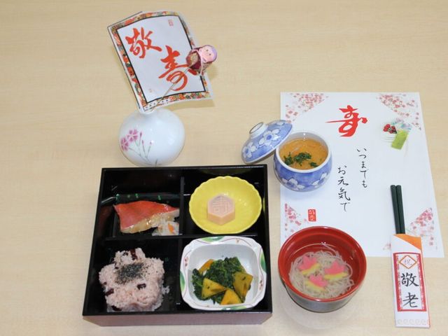 敬老のお祝い御膳 和室 季節の素材を使った、敬老の日を祝う特別な食事です。和室でゆったりとしたひと時を。