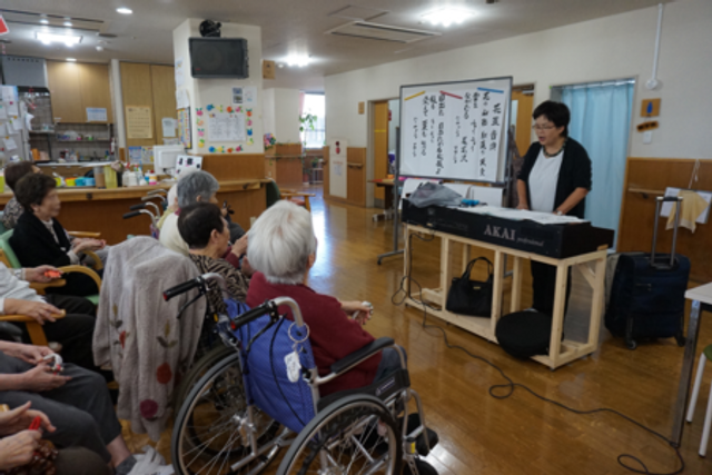 歌唱イベントの居室 居室 広々としたスペースで歌のイベントが行われています。車椅子の方も参加しやすい環境です。