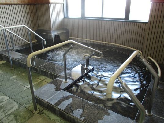 手すり付きの湯船