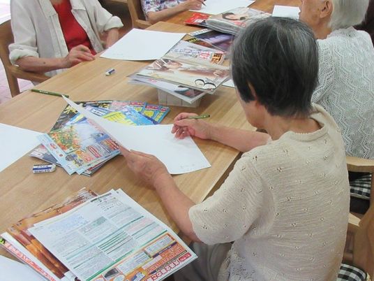 楽しむ高齢者たちの様子