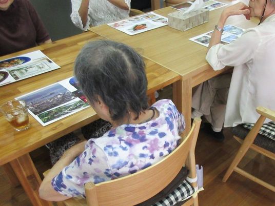 くつろぐ利用者が見える空間