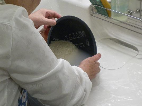 調理をする手元の様子