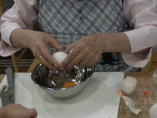 料理をする手元