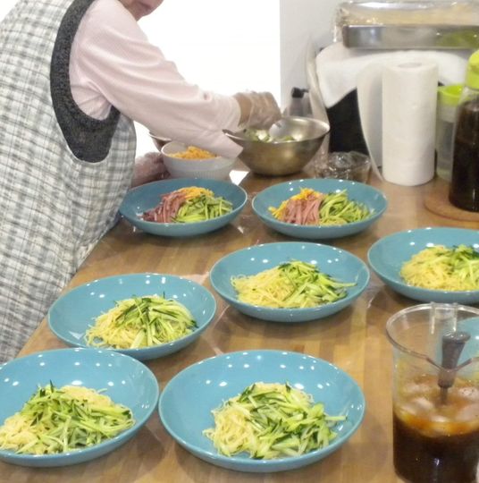 料理を盛り付ける様子