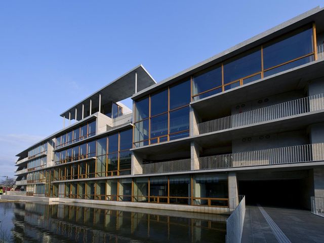 広々とした外観 外観 広々としたモダンな造りで、自然光がたっぷりと差し込む建物です。快適な環境で働けます。