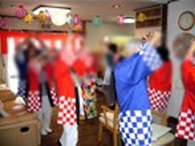 賑やかな催しのある居室 居室 利用者が集まり、活気あるイベントが行われる空間です。楽しいひとときを体験できます。