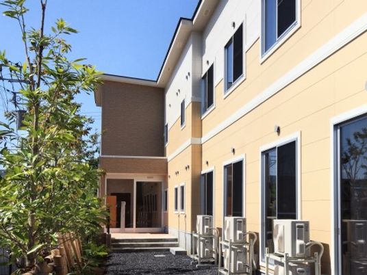 明るい庭園付き施設外観