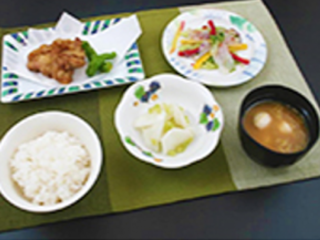 和食の食事プレート 食堂 栄養バランスを考えた和食の食事です。季節の食材を使用した満足度の高いメニューを提供します。