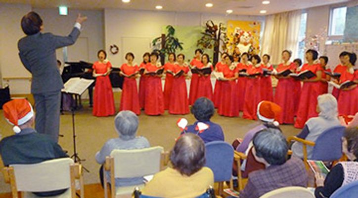 合唱が行われている多目的室