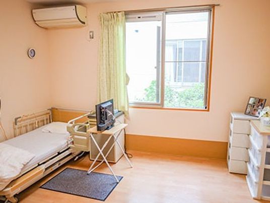 明るい居室の一室  