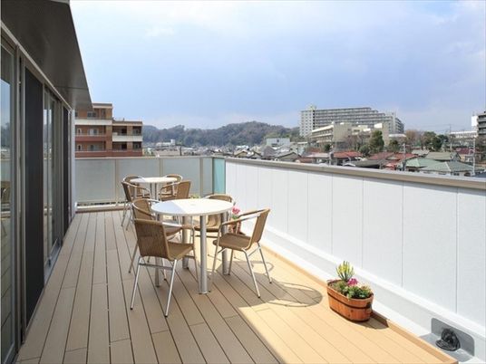 明るい開放的なテラス