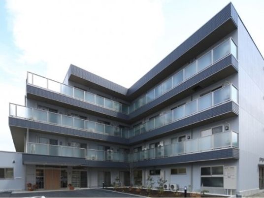 広々としたモダン外観