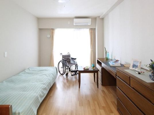 明るい個室の居室