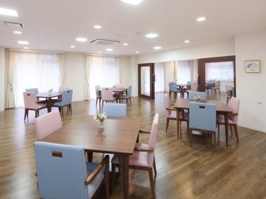 明るい広々とした食堂